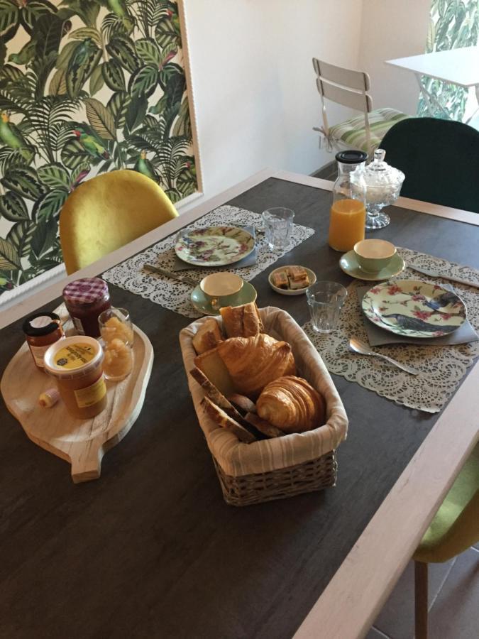 Bed and Breakfast De Charme Et D'Eau Saint-Savinien Esterno foto