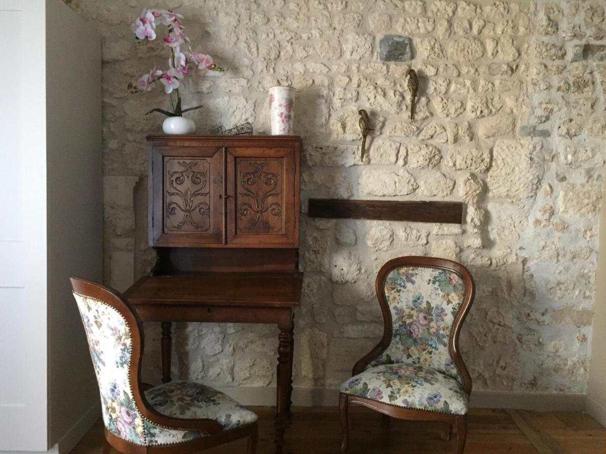 Bed and Breakfast De Charme Et D'Eau Saint-Savinien Esterno foto